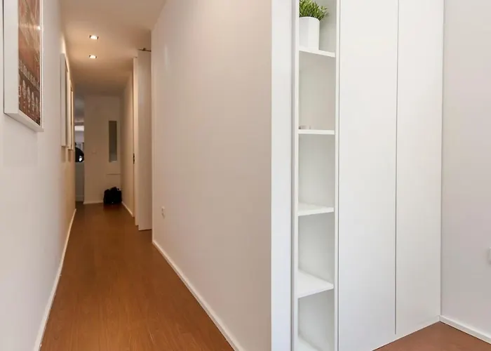 An With A View - No's Place *